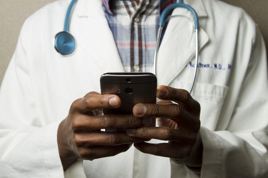 Médico revisando información clínica